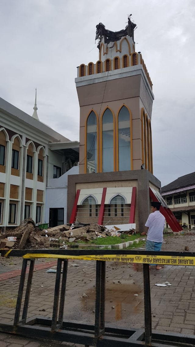 Lokasi reruntuhan menara Islamic Center Indramayu dipasang garis polisi pada Senin (07/12/22020). (Tomi Indra)
