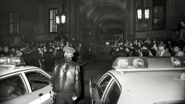 Foto: Malam saat hari Lennon ditembak. Dok: Wikimedia Commons.