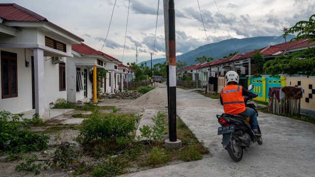 Pengendara sepeda motor mellintas di salah satu kompleks perumahan yang difasilitasi dengan Kredit Pemilikan Rumah (KPR) di Palu, Sulawesi Tengah, Senin (7/12/2020). Foto: Basri Marzuki/Antara Foto