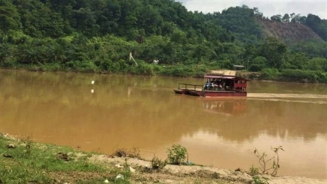 Ponton yangb beroperasi di  Sungai Batanghari, Nagari Siguntur, Kecamatan Sitiung, Kabupaten Dharmasraya, Sumatera Barat. Foto: ist