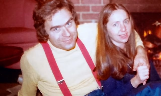 Kisah percintaan keduanya menuntun pada curiganya Elizabeth Kloepfer pada Ted Bundy. Foto. dok: Youtube/ABC News