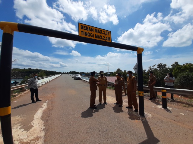 Gubernur Kepri Isdianto, meninjau hasil perbaikan tahapan pertama Jembatan II Dompak, Senin (7/12). Foto: Ismail/kepripedia.com