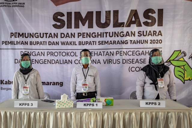 Petugas KPPS berpose dengan perlengkapan protokol kesehatan saat simulasi pemungutan suara Pilkada 2020 di Bergas, Kabupaten Semarang, Jawa Tengah. Foto: Aji Styawan/ANTARA FOTO