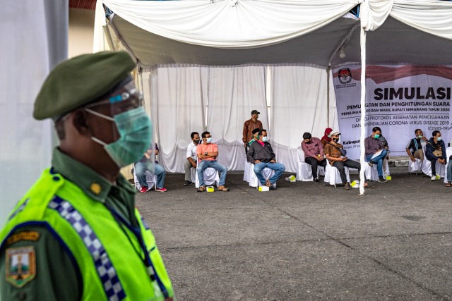 Sejumlah warga duduk dengan tetap menjaga jarak saat simulasi pemungutan suara Pilkada 2020 di Bergas, Kabupaten Semarang, Jawa Tengah. Foto: Aji Styawan/ANTARA FOTO