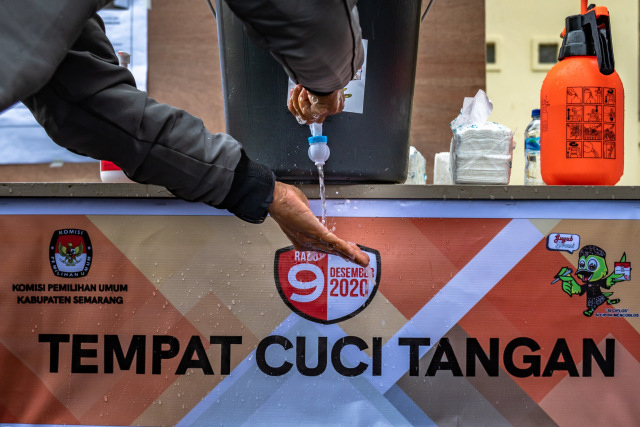 Seorang warga mencuci tangan di tempat yang telah disediakan saat mengikuti simulasi pemungutan suara Pilkada 2020 di Bergas, Kabupaten Semarang, Jawa Tengah. Foto: Aji Styawan/ANTARA FOTO
