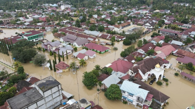 Banjir merendam Lhoksukon, Ibu Kota Aceh Utara. Foto: Dok. Laung/TNI
