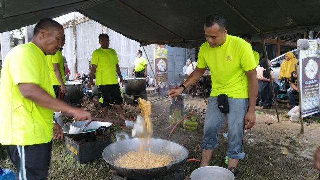 Anggota Bekang memasak untuk pengungsi dan tim penanganan banjir. Foto: Dok. Laung/TNI