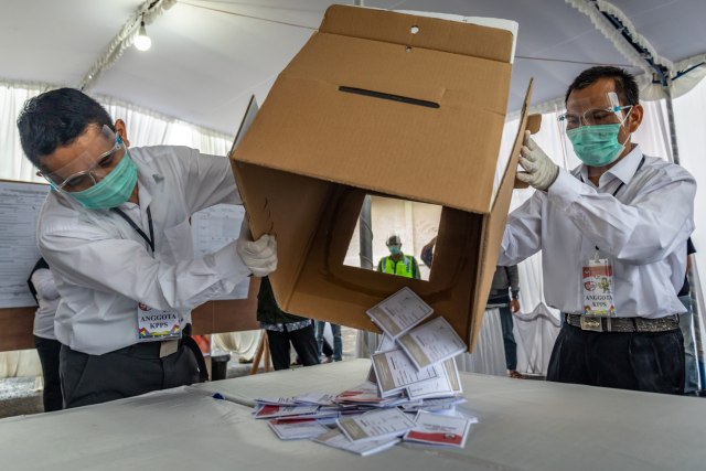 Petugas KPPS membuka kotak suara untuk penghitungan surat suara saat simulasi pemungutan suara Pilkada 2020 di Bergas, Kabupaten Semarang, Jawa Tengah. Foto: Aji Styawan/ANTARA FOTO