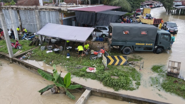Dapur lapangan TNI di lokasi banjir. Foto: Dok. Laung/TNI