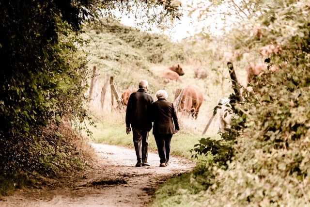 Menurut psikolog, melibatkan perasaan dalam percintaan adalah hal yang sah. Namun jangan lupa untuk menjaga akal sehat tetap berjalan. Foto. dok: Pixabay