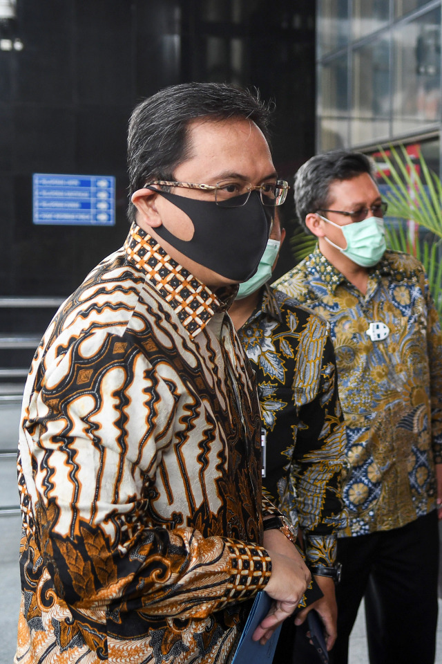 Ketua Badan Pemeriksa Keuangan (BPK) Agung Firman Sampurna (kiri) tiba untuk menjalani pemeriksaan di gedung Komisi Pemberantasan Korupsi (KPK), Jakarta, Selasa (8/12).  Foto: M Risyal Hidayat/ANTARA FOTO