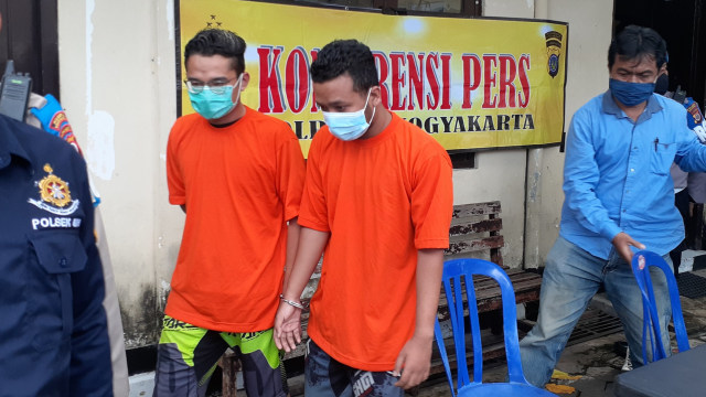 Dua tersangka penggelapan kamera rental di Yogyakarta. Foto: Arfiansyah Panji Purnandaru/kumparan