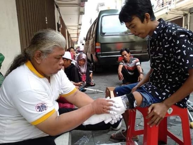 Berbagi Tanpa Mengharap Balas, Pak Cipta Bagikan Kaki Palsu untuk Kaum Difabel (123218)
