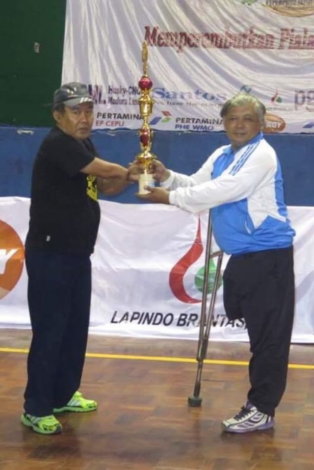 Berbagi Tanpa Mengharap Balas, Pak Cipta Bagikan Kaki Palsu untuk Kaum Difabel (123220)