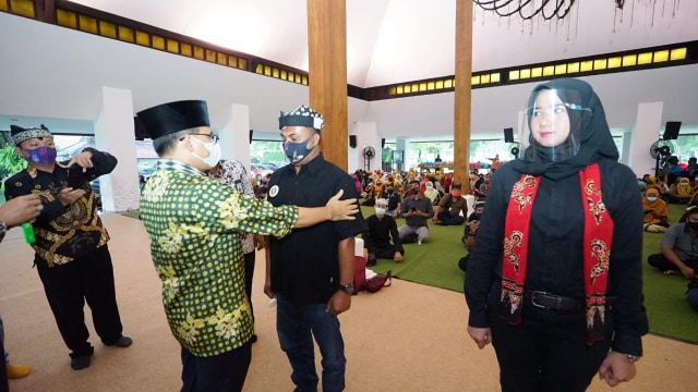 Pemberian sertifikat dan pin kompetensi prokes COVID-19 oleh Bupati Banyuwangi Abdullah Azwar Anas. Foto: Pemkab Banyuwangi