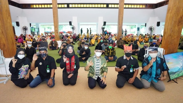 Pemberian sertifikat dan pin kompetensi prokes COVID-19 oleh Bupati Banyuwangi Abdullah Azwar Anas. Foto: Pemkab Banyuwangi