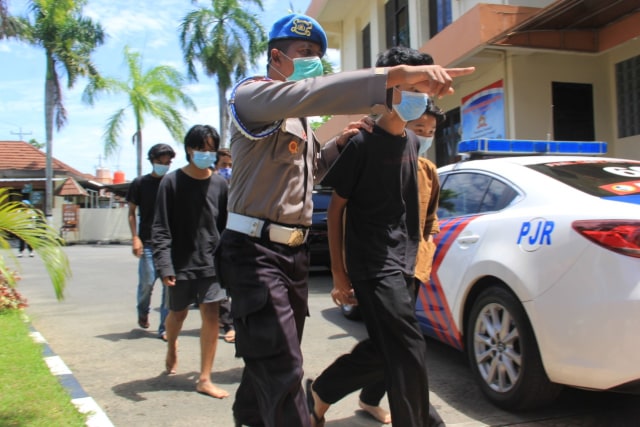 7 orang remaja saat diamankan Sat Reskrim Polsek Kasihan, Bantul. Foto: Erfanto/Tugu Jogja