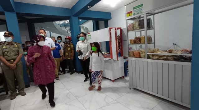 Wali Kota Risma saat meresmikan Sentra Wisata Kuliner (SWK) Studio di Dolly. Risma menawarkan diri mengendorse sentra kuliner tersebut. Foto-foto: Masruroh/Basra﻿