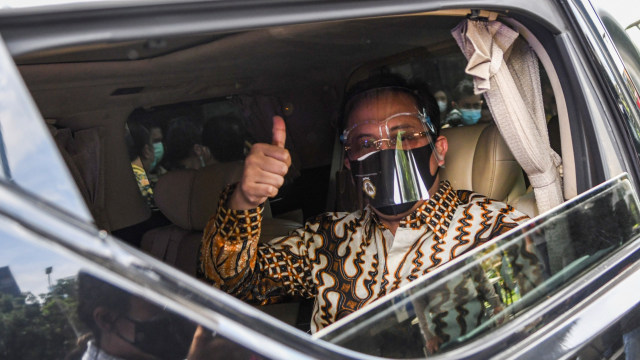 Ketua Badan Pemeriksa Keuangan (BPK) Agung Firman Sampurna mengacungkan jempol di dalam mobilnya usai menjalani pemeriksaan di gedung Komisi Pemberantasan Korupsi (KPK), Jakarta, Selasa (8/12).  Foto: M Risyal Hidayat/ANTARA FOTO