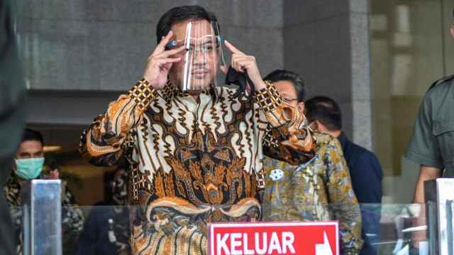 Ketua Badan Pemeriksa Keuangan (BPK) Agung Firman Sampurna berjalan meninggalkan ruangan usai menjalani pemeriksaan di gedung Komisi Pemberantasan Korupsi (KPK), Jakarta, Selasa (8/12). Foto: M Risyal Hidayat/ANTARA FOTO