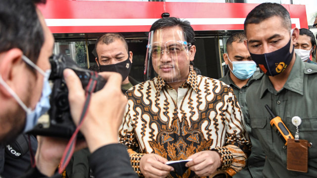 Ketua Badan Pemeriksa Keuangan (BPK) Agung Firman Sampurna (tengah) berjalan menuju mobil usai menjalani pemeriksaan di gedung Komisi Pemberantasan Korupsi (KPK), Jakarta, Selasa (8/12).  Foto: M Risyal Hidayat/ANTARA FOTO