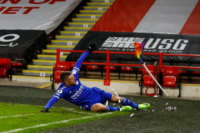 Jamie Vardy sedang melakukan selebrasi usai berhasil mencetak gol pada pertandinga Sheffield United vs Leicester City di Bramall Lane, 6 Desember 2020. Foto: Jason Cairnduff/Getty Images