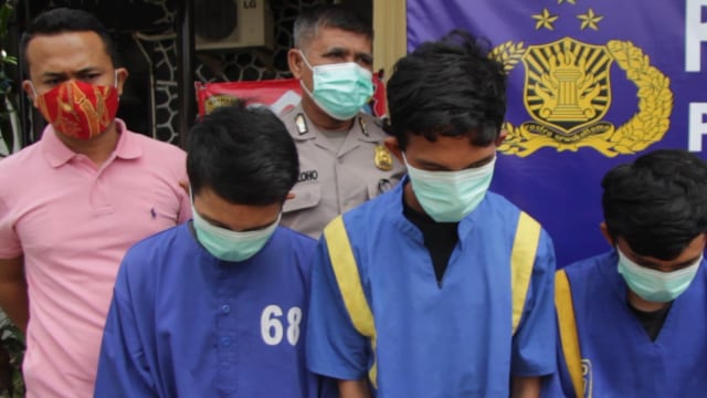 TIGA pelaku begal motor dan jambret masih berusia muda, RR, RV dan FV, beraksi di 33 lokasi berbeda di Riau, Selasa (8/12/2020). Hasil kejahatan digunakan untuk foya-foya dan beli narkoba. 