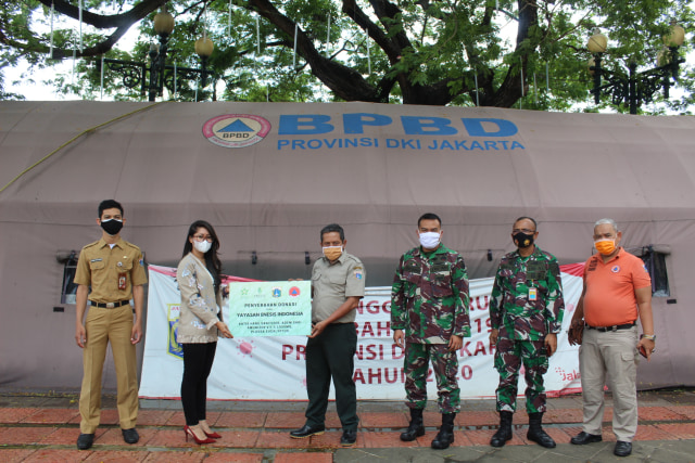 Penyerahan simbolik vitamin Amunizer dan hand sanitizer Antis oleh Enesis Group ke BPBD Jakarta. Foto: dok. Enesis Group