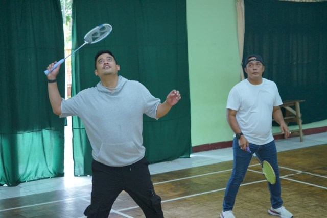 Jelang Hari Pencoblosan, Bobby-Aulia Pilih Main Badminton