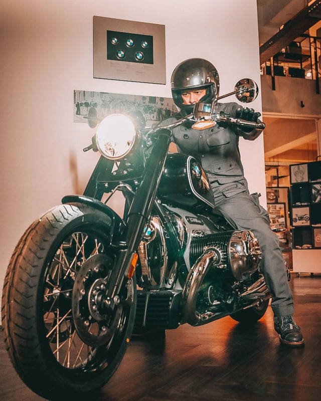 Ariel Noah bersama Motor BMW R18 First Edition. (Foto: Instagram/airelnoah)