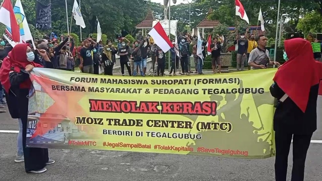 Puluhan mahasiswa bersama  warga dan pedagang pasar sandang Tegalgubug, Kecamatan Arjawinangun, Kabupaten Cirebon, Jawa Barat berunjuk rasa di depan kantor Bupati Cirebon pada Selasa (08/12/2020). (Komara)