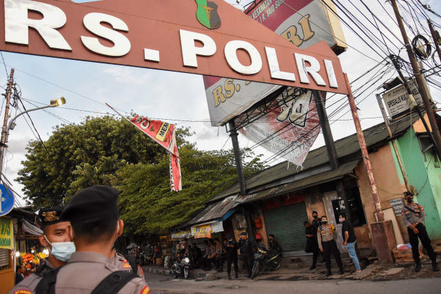 Sejumlah aparat kepolisian berjaga di RS Polri, Kramat Jati, Jakarta Timur, Selasa (8/12/2020). Foto: Indrianto Eko Suwarso/ANTARA FOTO