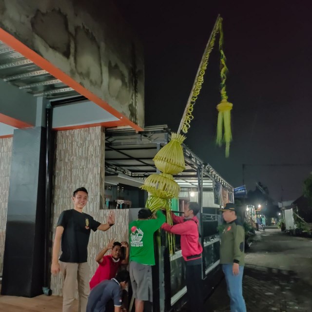 Pemasangan Tarub di Sleman jelang Pilkada 2020. Foto: dok Tim Pemenangan Kustini-Danang.