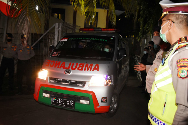 Mobil ambulans membawa jenazah pengawal Rizieq Shihab meninggalkan RS Polri Kramat Jati di Jakarta, Selasa (8/12). Foto: Indrianto Eko Suwarso/Antara Foto