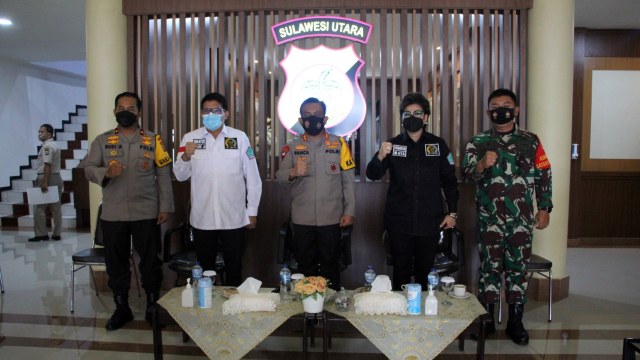 Kepala Kepolisian Daerah (Kapolda) Sulawesi Utara, Irjen Pol RZ Panca Putra (tengah) bersama dengan Danrem 131 Santiago bersama dengan dua senator DPD asal Sulawesi Utara
