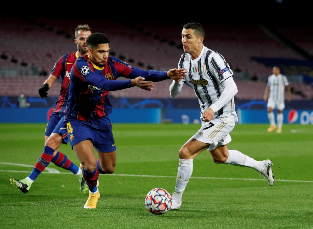 Pemain Juventus Cristiano Ronaldo menggiring bola pada Pertandingan Liga Champions melawan FC Barcelona di Stadion Camp Nou, Barcelona, Spanyol, (8/12). Foto: Albert Gea/REUTERS