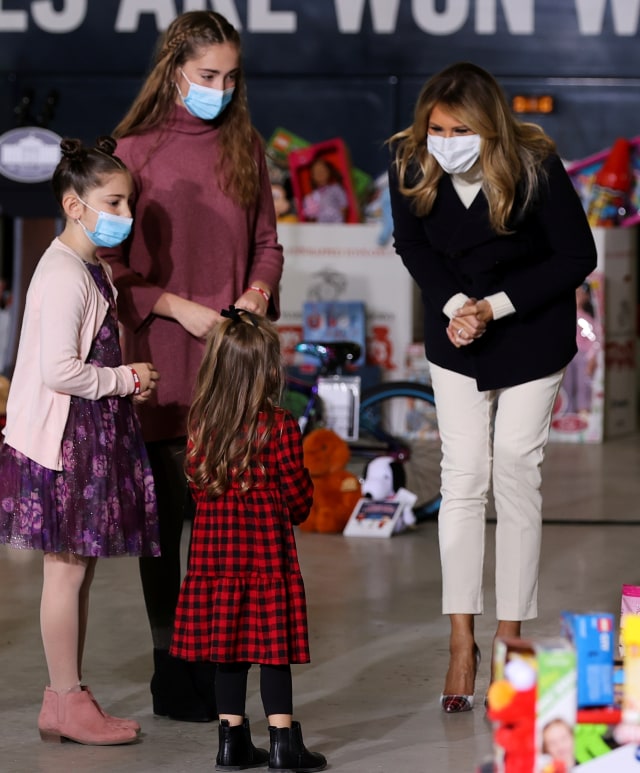 Ibu Negara AS Melania Trump menyapa anak-anak selama Marine Toys for Tots Drive tahunan, di Pangkalan Bersama Anacostia-Bolling di Washington, AS, Selasa (8/12). Foto: Jonathan Ernst/REUTERS