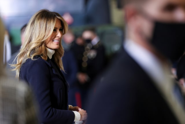 Ibu Negara AS Melania Trump hadir dalam acara Marine Toys for Tots Drive tahunan, di Pangkalan Bersama Anacostia-Bolling di Washington, AS, Selasa (8/12). Foto: Jonathan Ernst/REUTERS