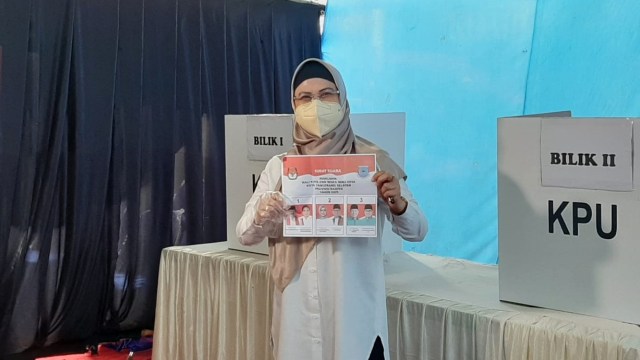 Calon Wali Kota Tangerang Selatan nomor urut 2, Siti Nurazizah, saat nyoblos di TPS. Foto: kumparan