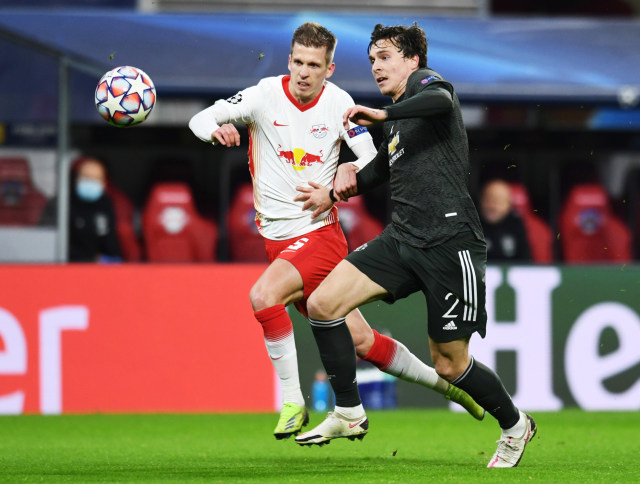 Victor Lindeloef pada laga RB Leipzig vs Manchester United. Foto: REUTERS/Annegret Hilse