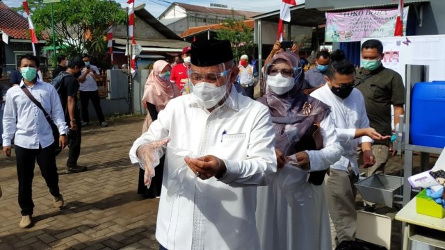 Calon Wali Kota Depok Mohammad Idrisbersama istrinya saat menggunakan hak pilih di TPS 14, Depok.  Foto: kumparan
