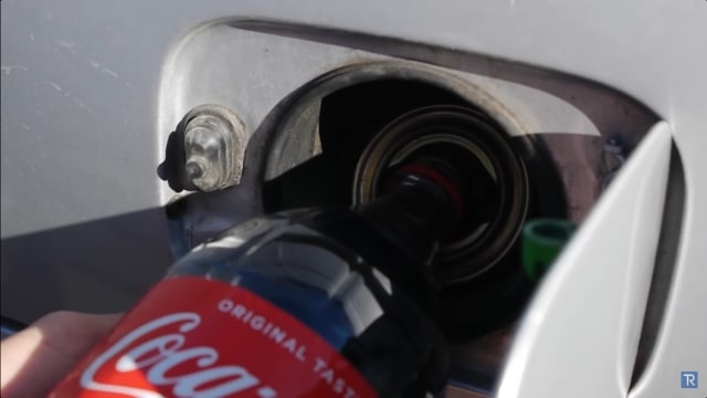 Begini Jadinya ketika Minuman Soda Dituang ke Tangki BBM BMW 325i (7396)