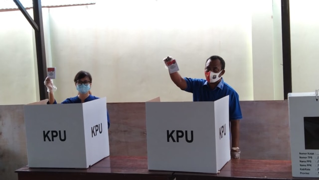 Calon bupati Raja Ampatt beserta istri menyalurkan hak pilih di TPS 06, Rabu (9/12), foto : Yanti