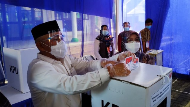 Calon Wali Kota Depok Mohammad Idris bersama istrinya saat menggunakan hak pilih di TPS 14, Depok.
 Foto: Dok. Istimewa