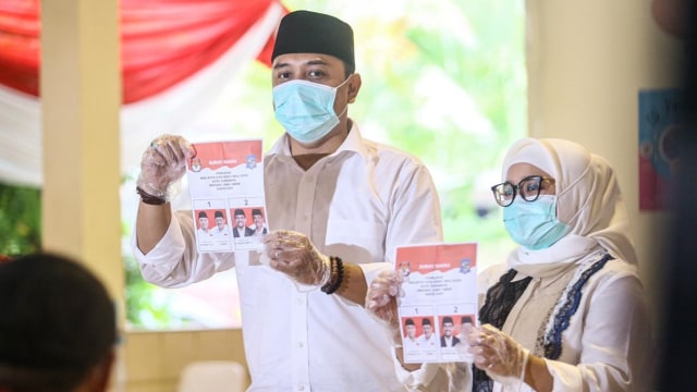 Calon Wali Kota Surabaya Eri Cahyadi bersama istrinya saat menggunakan hak pilih di TPS 25, Ketintang Selatan, Surabaya. Foto: Dok. Istimewa