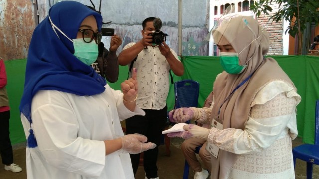 Calon Bupati Mamuju, Sutinah Suhardi, menyalurkan hak pilihnya di TPS 35. Foto: Dok. Istimewa