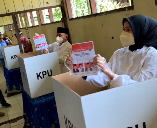 Calon Gubernur Kalimantan Tengah, Sugianto Sabran bersama istri saat berada dibilik suara TPS 02, Pahandut, Kota Palangka Raya, Rabu, (9/12).
