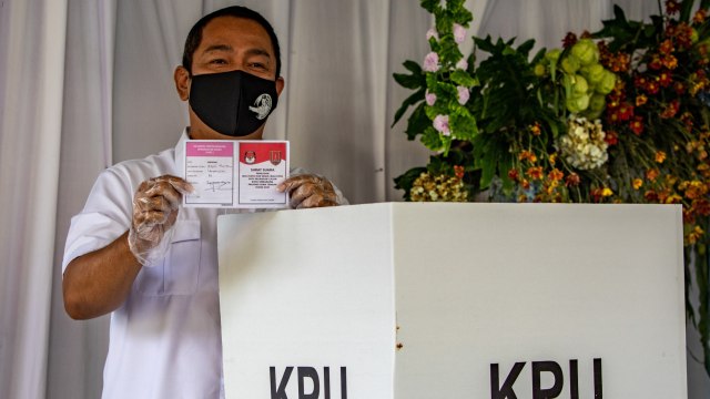 Calon Wali Kota Semarang Hendrar Prihadi menunjukkan surat suara saat menggunakan hak pilih di TPS 09 Kelurahan Lempongsari, Gajahmungkur, Semarang, Jawa Tengah, Rabu (9/12).  Foto: Aji Styawan/ANTARA FOTO
