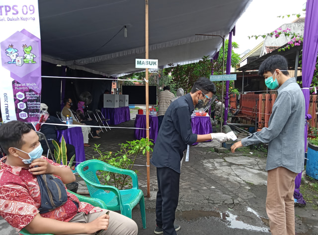 TPS 09 Dukuh Kupang menyediakan bilik suara khusus. Hingga akhir pemungutan suara, bilik khusus tersebut 'tak laku' alias tak didatangi warga untuk mencoblos. Foto-foto: Masruroh/Basra﻿
