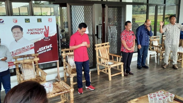 Calon Bupati Minahasa Utara, Joune Ganda memilih beribadah dan berdoa bersama sebelum menuju ke TPS untuk menyalurkan hak pilihnya pada Pilkada Serentak 2020